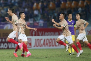 Ngoài binh CAHN trừng phạt CLB Hà Nội sau sai lầm của Thành Chung