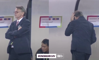 VIDEO: HLV Troussier ôm đầu sau khi chứng kiến pha chuyền bóng hỏng của Tiến Linh