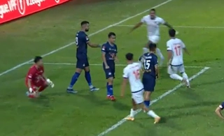 Tiến Linh vô tình kiến tạo, Bình Dương có bàn gỡ hòa trước HAGL 