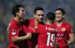 Nam Định để CAHN FC chọc thủng lưới sau cú ra chân của Bùi Hoàng Việt Anh