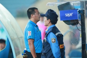 Xem lại tình huống VAR cứu Nam Định khỏi một thất bại trên sân nhà