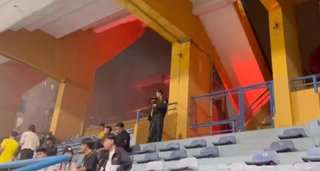 CĐV SLNA đốt pháo sáng trước trận đấu Hà Nội