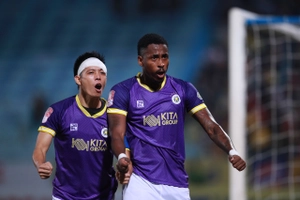 Video: Hai bàn thắng trong ba phút của Hà Nội FC vào lưới SLNA