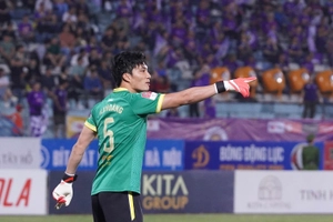 Thủ môn Văn Hoàng có hành động đẹp sau trận thắng SLNA