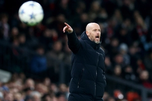 VIDEO: Bị loại khỏi C1, Ten Hag vẫn khen MU chơi tốt