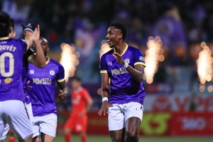 Văn Quyết kiến tạo, tân binh Delnison Junior lần đầu ghi bàn cho Hà Nội FC