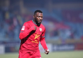 VIDEO: Phòng ngự hớ hênh, Hà Nội FC bất ngờ bị Hà Tĩnh mở tỉ số