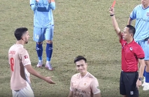 VIDEO: Ngoại binh CAHN nhận thẻ đỏ vì đánh củi trỏ đối phương