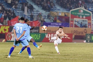 VIDEO: Quang Hải sút xa đẹp mắt tung lưới Bình Dương