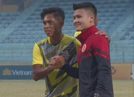 Cầu thủ Malaysia xếp hàng để xin chụp cùng idol Quang Hải