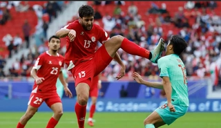 Cận cảnh pha đạp vào mặt đối thủ gây phẫn nộ của hậu vệ Lebanon