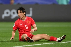 Tiền vệ Tuấn Anh bỏ lỡ cơ hội cực kì ngon ăn trước khung thành Indonesia
