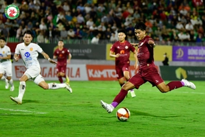 VIDEO: Đức Chinh dứt điểm tinh tế tung lưới Nam Định