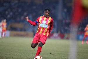 VIDEO: Rimario tự biến mình thành trò hề với cú panenka hỏng ăn