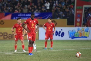 Filip Nguyễn bị đánh bại bởi siêu phẩm đá Panenka của ngoại binh Hà Tĩnh