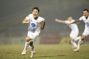 Tô Văn Vũ ghi bàn thắng gây tranh cãi giúp Nam Định hạ gục SLNA ở phút bù giờ