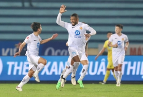 VIDEO: Sân Thiên Trường nổ tung sau khi Rafaelson đánh đầu tung lưới Thanh Hóa