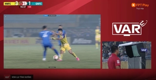 Cựu sao HAGL đạp thẳng vào ống đồng khiến Tuấn Hải chấn thương