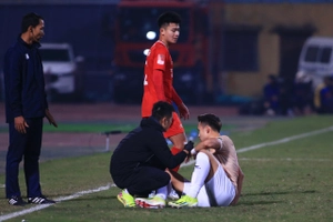 Cận cảnh va chạm khiến trung vệ Bùi Hoàng Việt Anh nhập viện