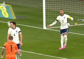 Kyle Walker sút bóng vào người Harry Maguire