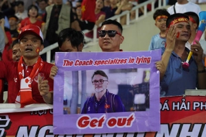 VIDEO: HLV Troussier bị ném vật thể lạ trên đường rời sân Mỹ Đình