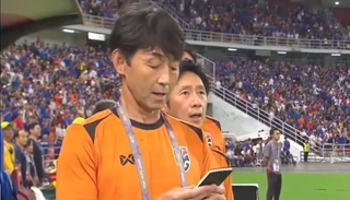 HLV Nhật Bản gây sốt khi chuẩn bị sẵn lời hát quốc ca Thái Lan