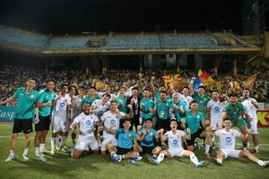 Tuấn Anh hưởng niềm vui chiến thắng ngay trong trận ra mắt Nam Định