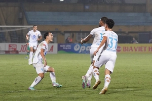 Rafaelson ghi bàn đẹp mắt cho đội khách Nam Định FC