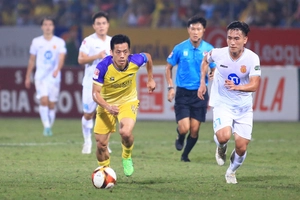 VIDEO: Văn Quyết ghi bàn thắng quý giá cho CLB Hà Nội