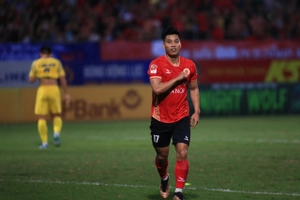 Bứt tốc như cỗ xe F1, Văn Thanh ghi bàn đẹp mắt cho CLB CAHN