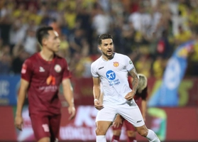 Siêu phẩm nã đại bác của ngoại binh Nam Định khiến Văn Lâm chỉ biết đứng nhìn