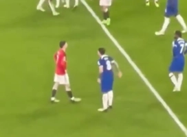 Enzo Fernandez cà khịa Mason Mount sau khi Chelsea đánh bại MU