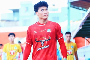 VIDEO: Bùi Tiến Dũng cản phá thành công penalty giúp HAGL thoát thua