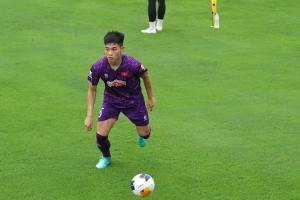 Nguyễn Đình Bắc tập trung cao độ trong buổi tập của U23 Việt Nam