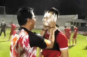 Dàn sao CLB Công An Hà Nội vui hết mình cùng HLV Kiatisuk đón tết Songkran 