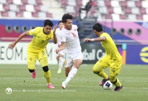 Bùi Vĩ Hào kiếm về cho U23 Việt Nam quả 11m ngay sau khi vào sân