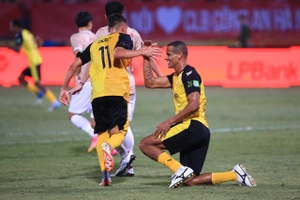 Nguyễn Filip cản phá cú sút của huyền thoại Rivaldo