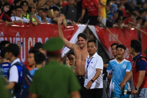 Huyền thoại Rivaldo và Edmilson tặng áo cho người hâm mộ Việt Nam