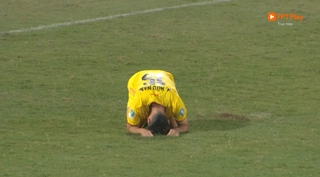 Hữu Nam bật khóc sau khi đá hỏng luân lưu khiến PVF thua Viettel