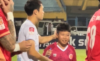 Quang Hải và Văn Toàn đem lại niềm vui đặc biệt cho CĐV nhí