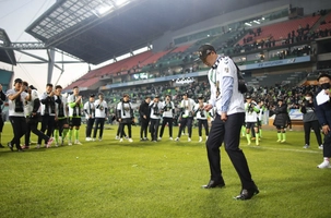 HLV Kim Sang Sik gây sốt với màn nhảy hip hop cực nghệ