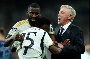 Antonio Rudiger ăn mừng cùng NHM sau chiến thắng trước Bayern