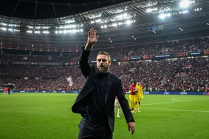 VIDEO: De Rossi: Bayer Leverkusen xứng đáng vào chung kết nhưng họ gặp may...