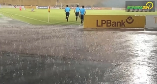 VIDEO: Trận thủy chiến trên sân Hàng Đẫy