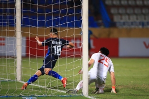 Thủ môn Thể Công Viettel mắc sai lầm tai hại trong trận gặp Bình Định