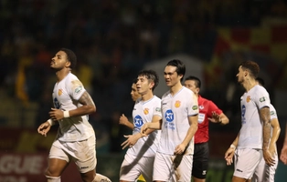 Rafaelson lập siêu phẩm 'xe đạp chổng ngược' vào lưới Thanh Hóa