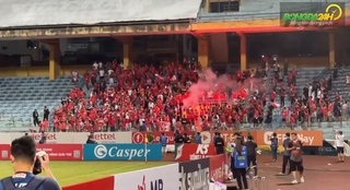 VIDEO: CĐV Hải Phòng đốt pháo sáng phản đối trọng tài trên sân Hàng Đẫy