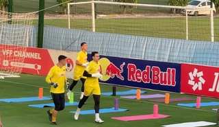 Nguyễn Filip theo sát Văn Lâm như hình với bóng