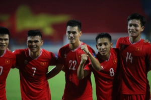 Tiến Linh dùng 'đầu vàng' đánh bại cựu thủ thành Ngoại hạng Anh