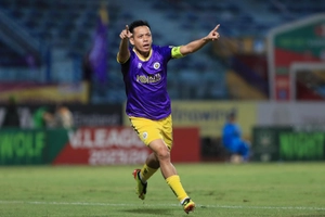 VIDEO: Văn Quyết xử lý khéo léo, ghi bàn vào lưới CLB CAHN